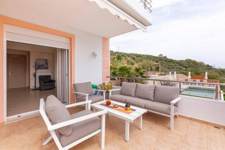 Villa Oasis Galatas  ภายนอก รูปภาพ
