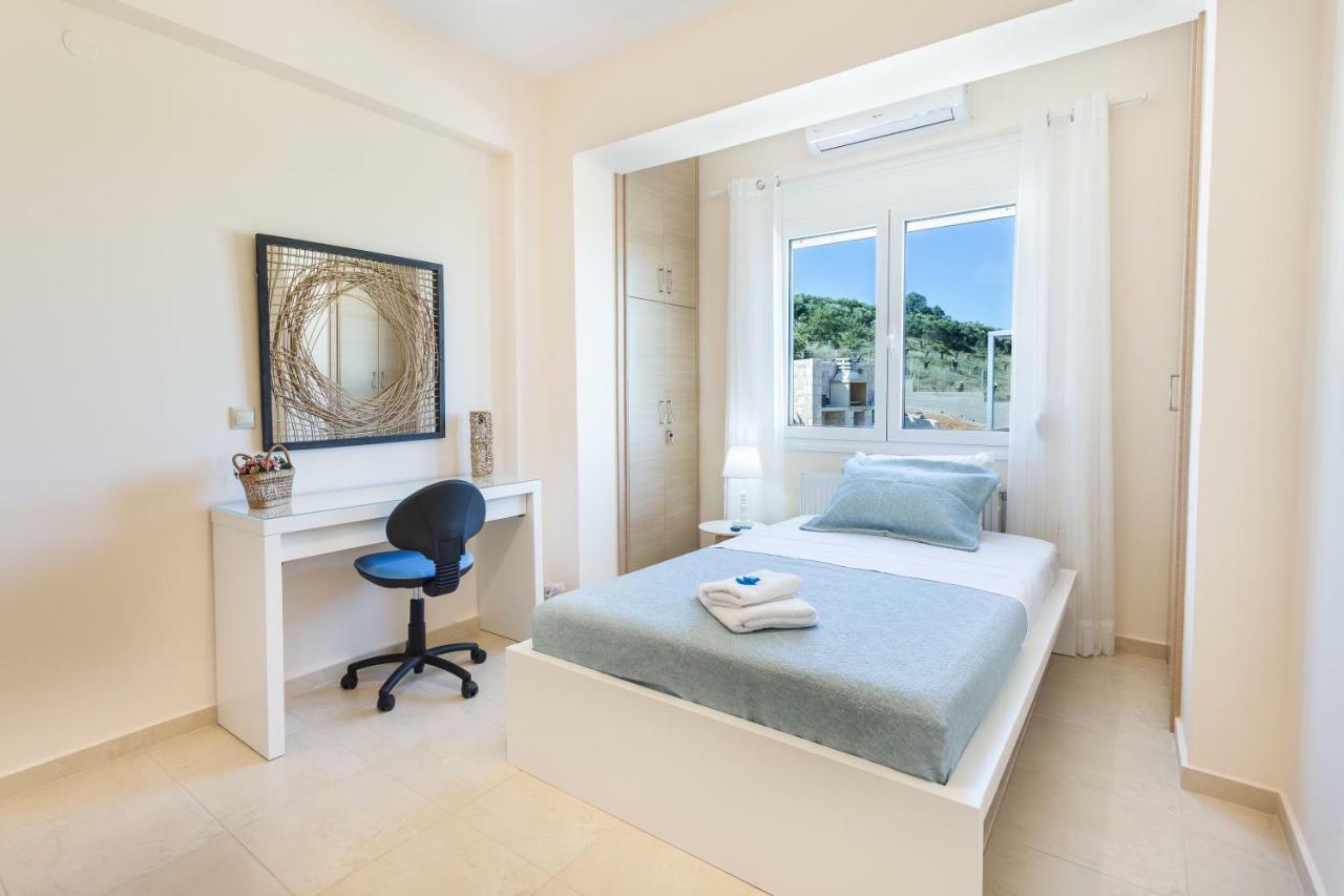 Villa Oasis Galatas  ภายนอก รูปภาพ