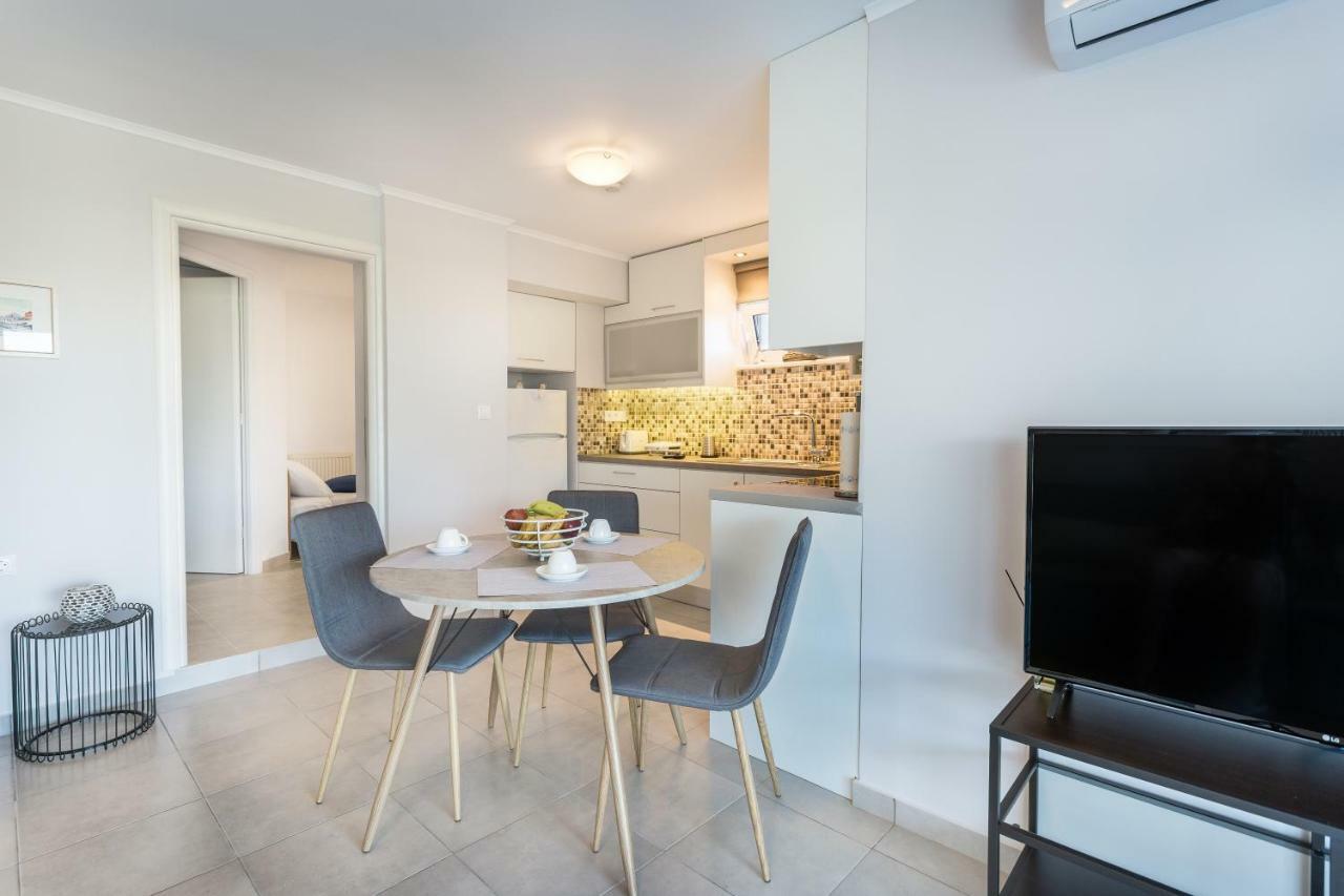 Villa Oasis Galatas  ภายนอก รูปภาพ