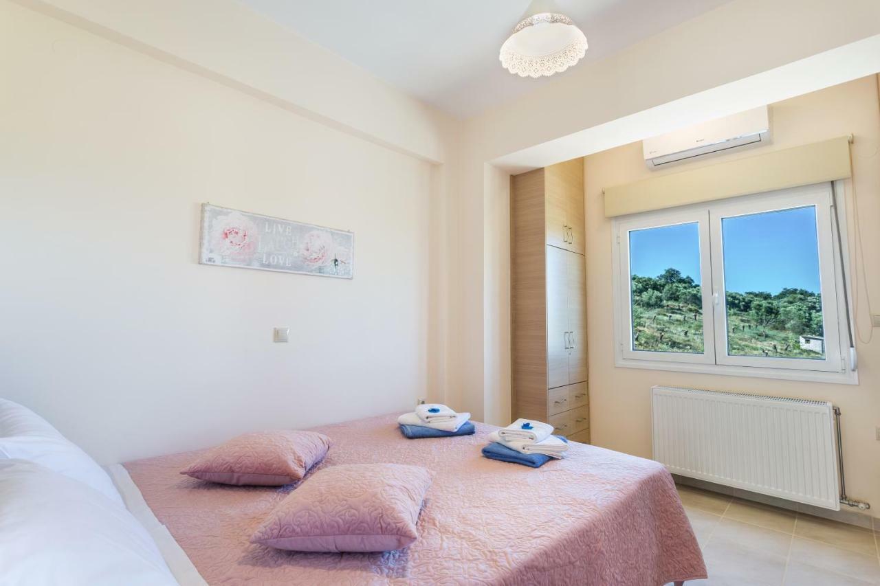 Villa Oasis Galatas  ภายนอก รูปภาพ