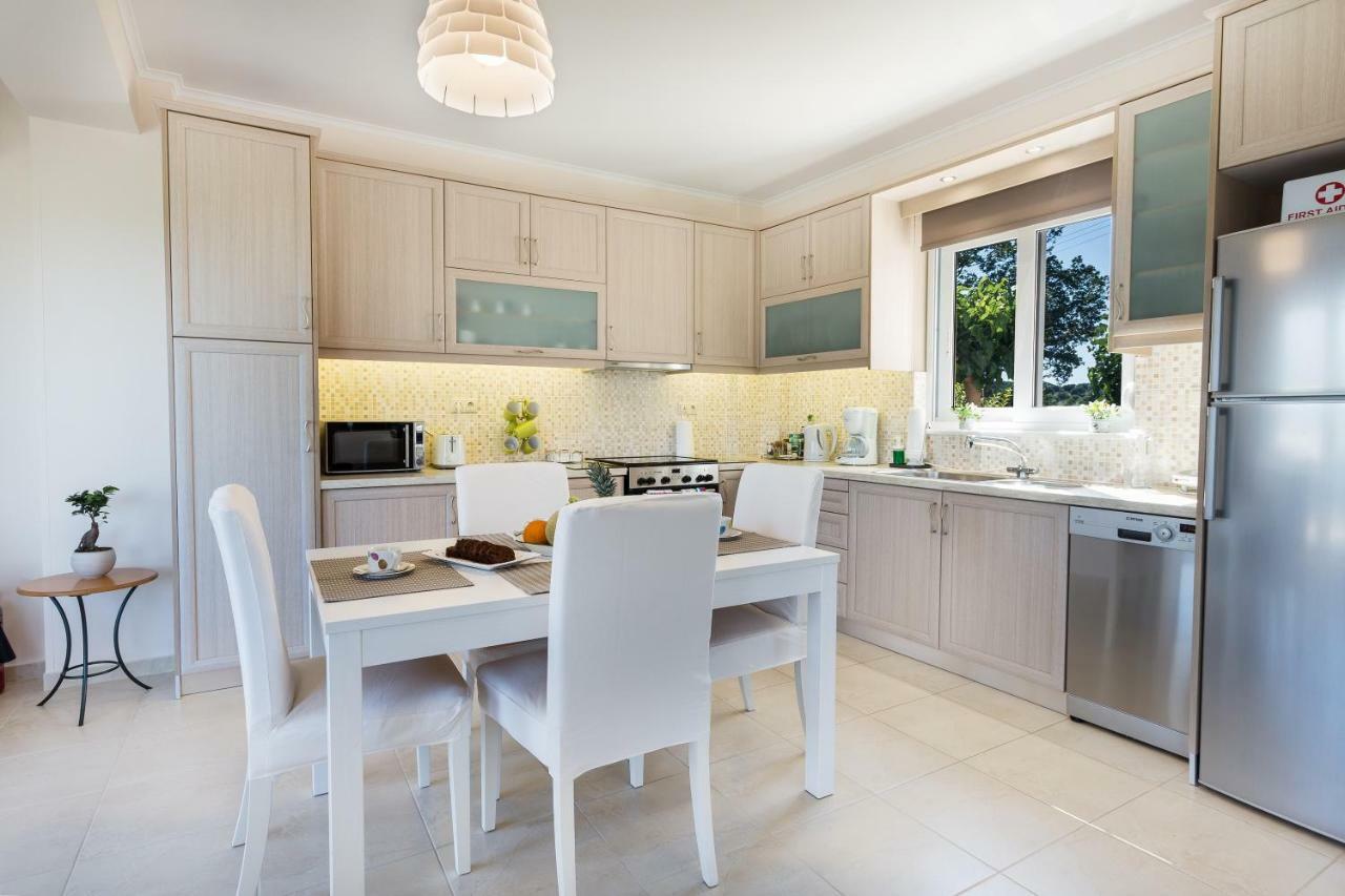 Villa Oasis Galatas  ภายนอก รูปภาพ