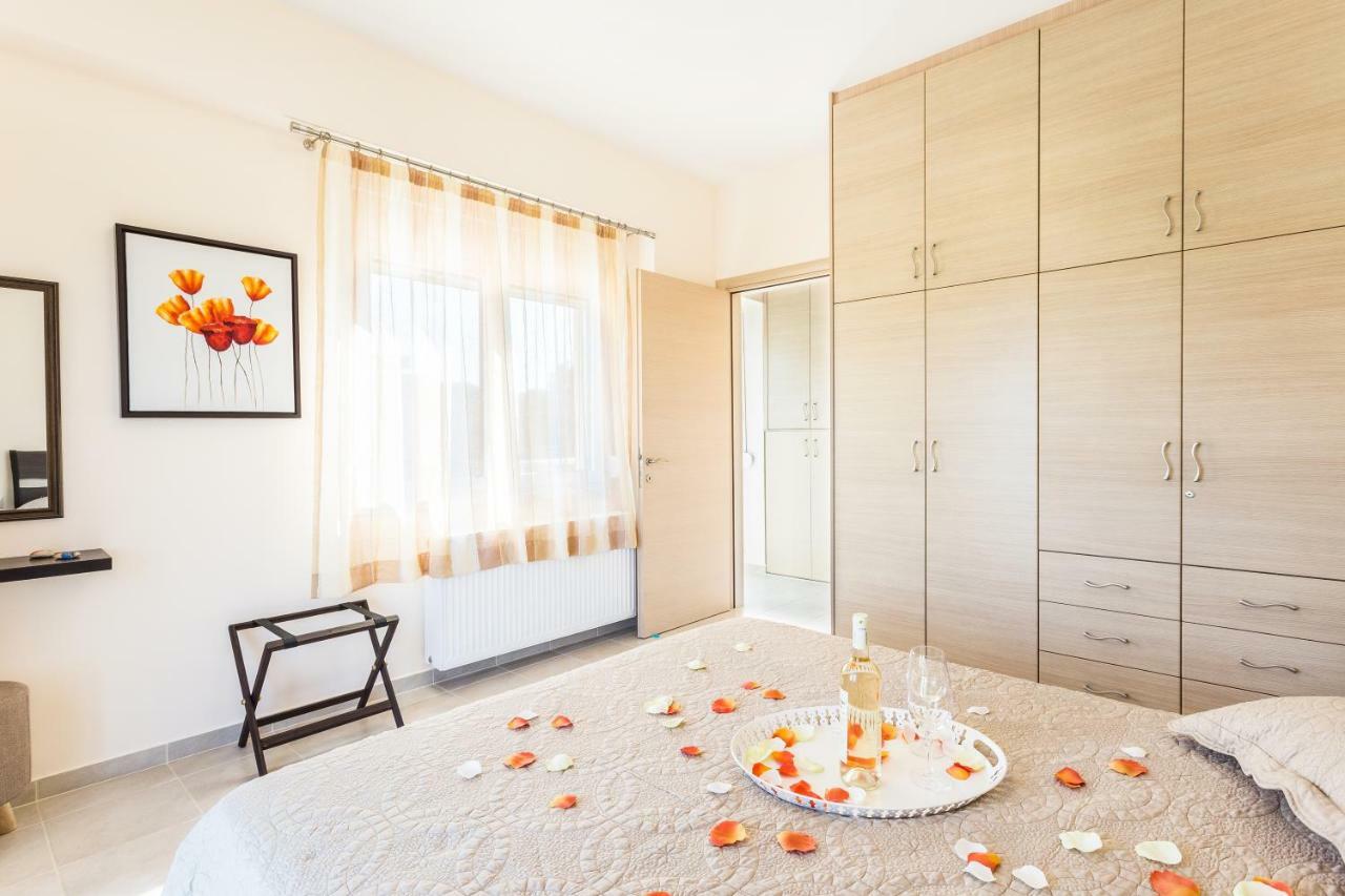 Villa Oasis Galatas  ภายนอก รูปภาพ
